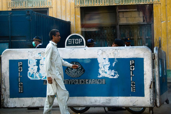 karachi-police-checkpoint-4559782014-blog