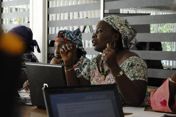 Women peace advocates preparing their recommendations for Global Open Day on Women and Peace in Sierra Leone. (Photo: UNIFEM)