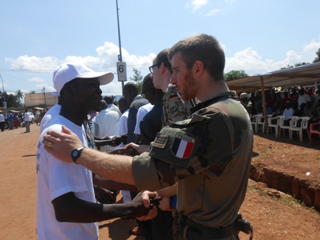 Reconciliation between Christians and Muslims in the presence of international forces. Image Credit: Vitalite Plus 