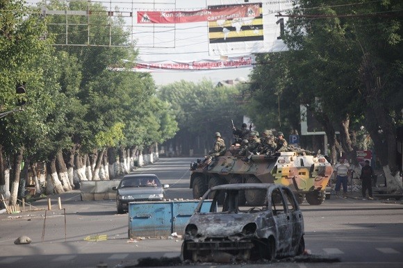 Violent rioting in the southern city of Osh in 2010, pictured here, killed more than 400 people. Image credit: Inga Sikorskaya.