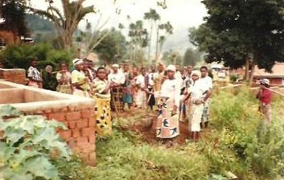 Solidarity group of female ex-combatants and other women from the community busy producing natural compost for their agricultural activities performed to support their socioeconomic reinsertion in Lubero. 