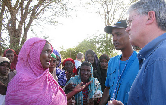 A Somali women talks to UK Development Minister, Andrew Mitchel;