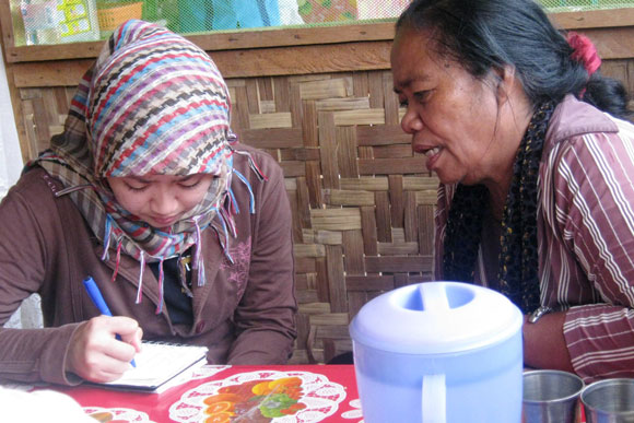 A Kapamagagopa volunteer talks with a tribal leader