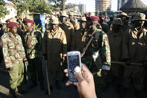 A journalist photographs the police during the 2007 Presidential elections in Kenya. Image credit: https://flic.kr/p/4k18mV by Demosh 