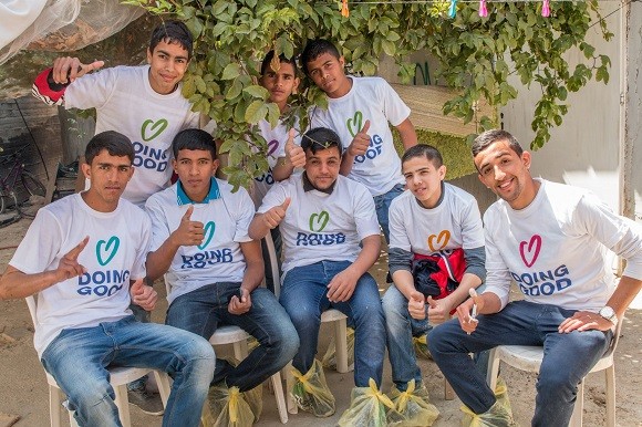 Youth from Rahat volunteered with A New Dawn in the Negev to paint houses for families on Good Deeds Day 2015. Image credit: A New Dawn